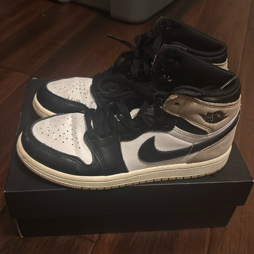 Nike Kids High-Top Black and White Sneakers Air Jordan size 2Y